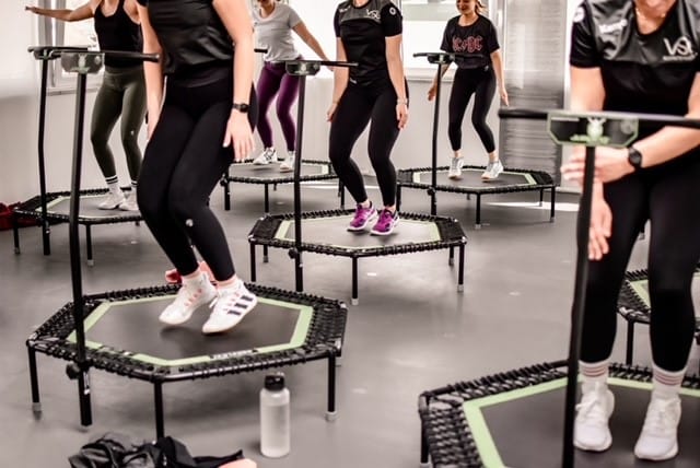 Gruppe beim Jumping, alle auf eigenen Trampolinen