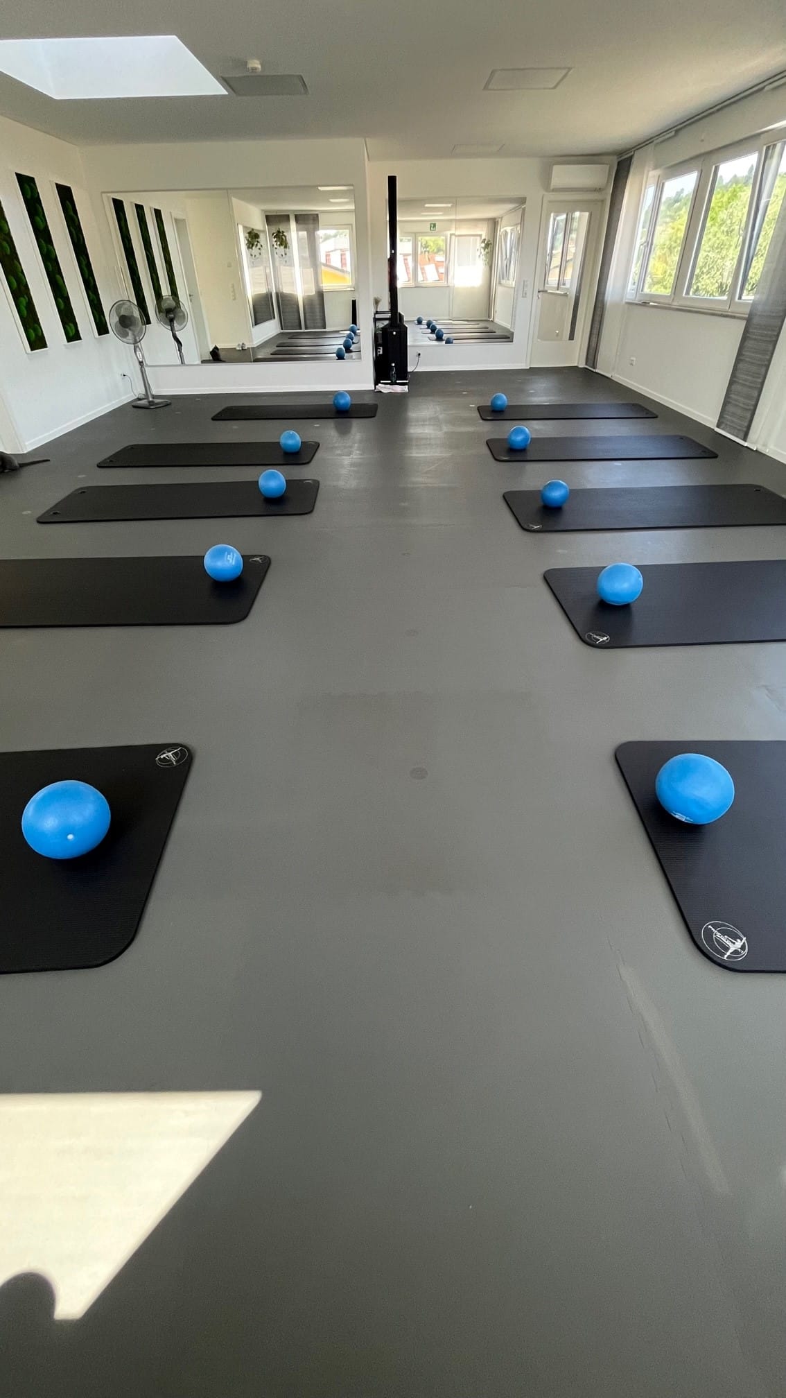 Der Kursraum mit Matten und Bällen für Pilates