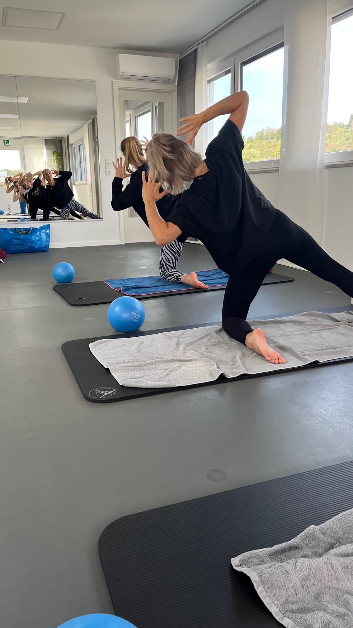 Pilates-Übung auf der Matte im Kursraum
