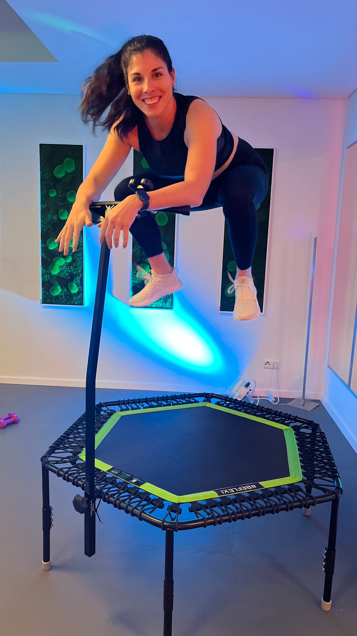 Annette im Sprung auf dem Trampolin
