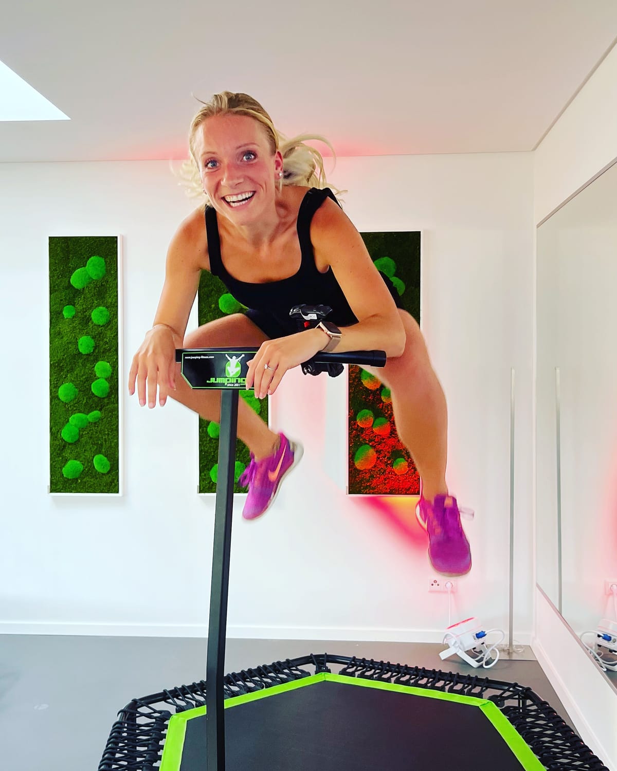 Joyce im Sprung auf dem Trampolin