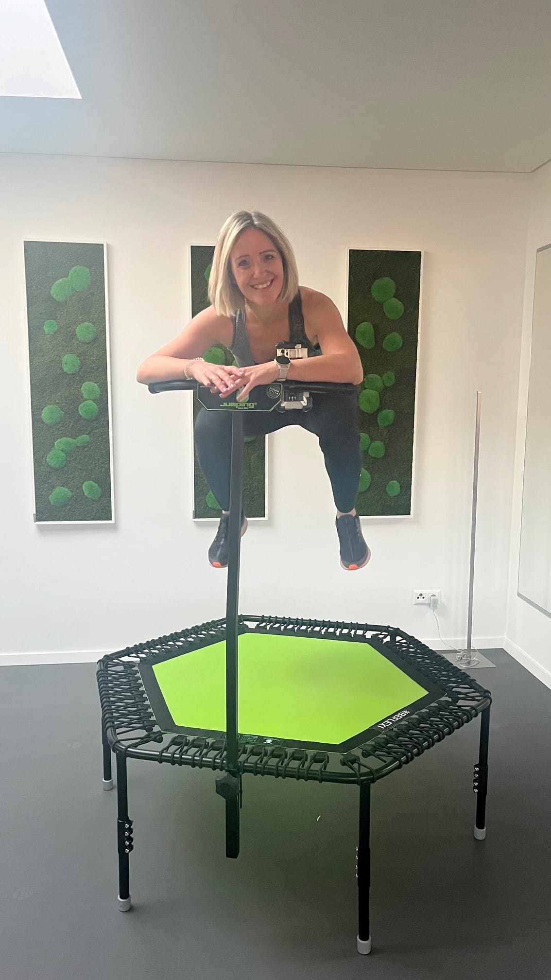 Sandra im Sprung auf dem Trampolin